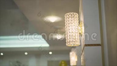 近在当代吊灯的水晶上，是一种分枝<strong>装饰灯具</strong>，设计安装在天花板或墙壁上